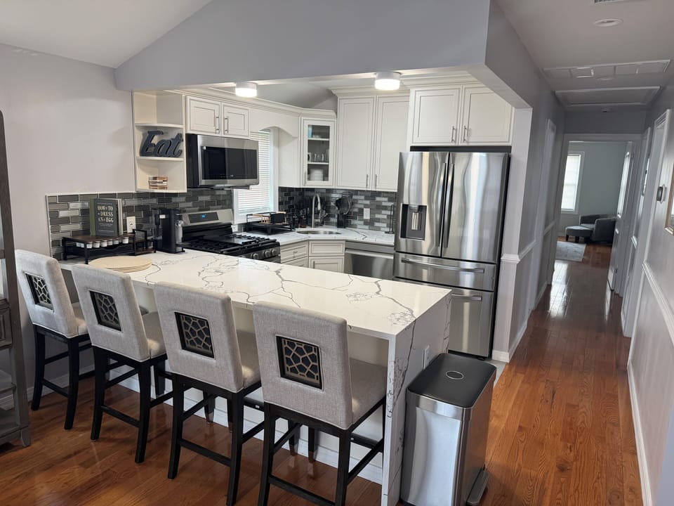Modern Kitchen with Dinning Counter and Chairs