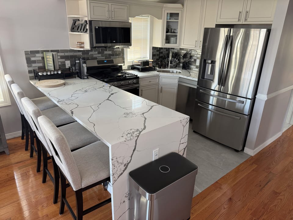 Modern Kitchen/w Bottom Freezer, Double Door, Water, Crush, Cube Ice Dispenser