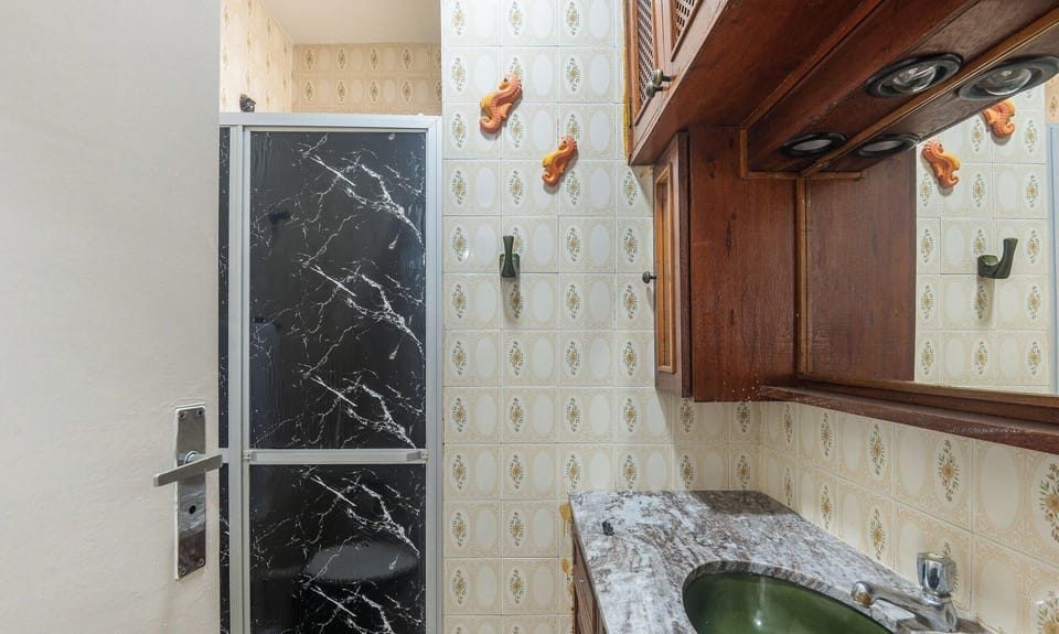 Basic Apartment | Bathroom | Shower