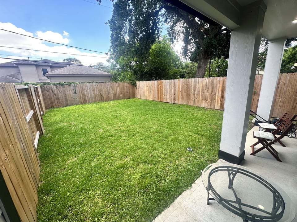 Large Backyard - Unit B