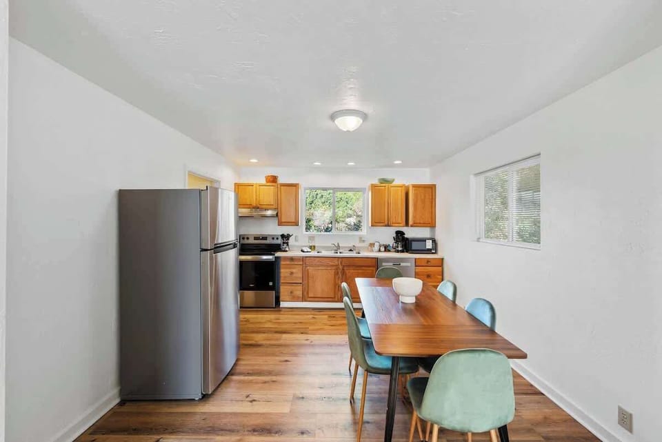 #StayinMyDistrict #BookDirect