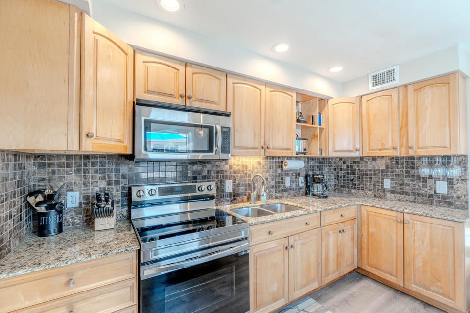 House, Multiple Beds (Blue Pearl Manor Upper) | Private kitchen