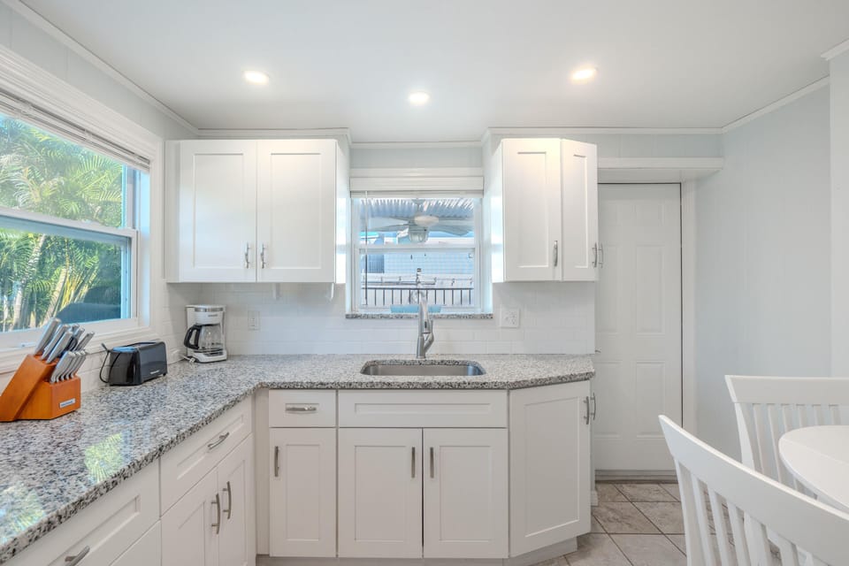 House, Multiple Beds (Blue Pearl Manor Lower) | Private kitchen