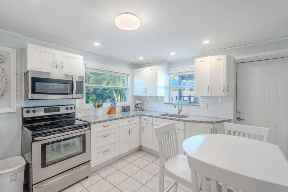 House, Multiple Beds (Blue Pearl Manor Lower) | Private kitchen