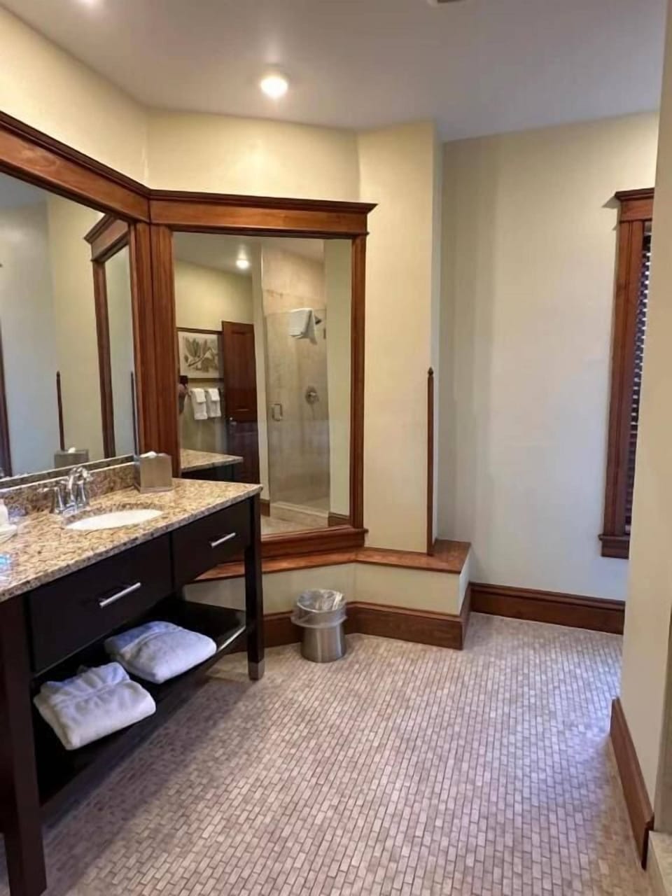 Shower, rainfall showerhead, free toiletries, hair dryer