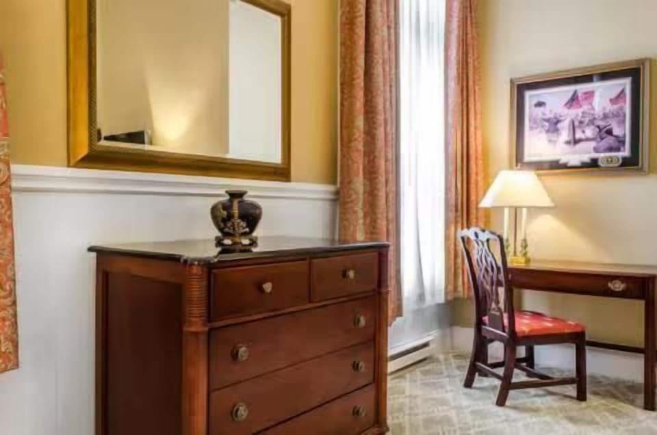Suite | Interior