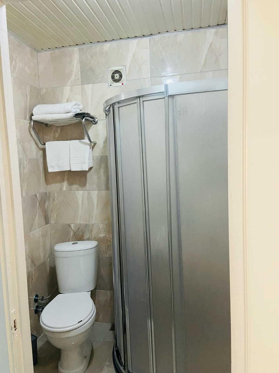 Combined shower/tub, hair dryer, slippers, towels