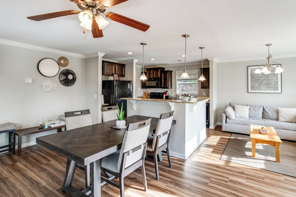 Dining Area | Dishware/Flatware Provided | 1st Floor