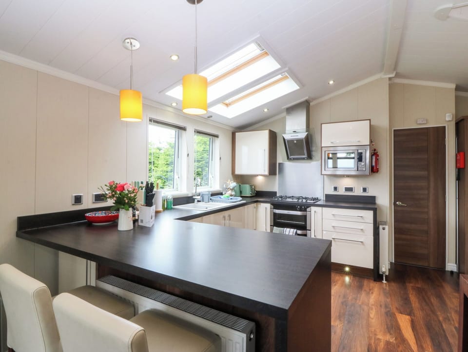 Cottage | Private kitchen | Dishwasher, cookware/dishes/utensils