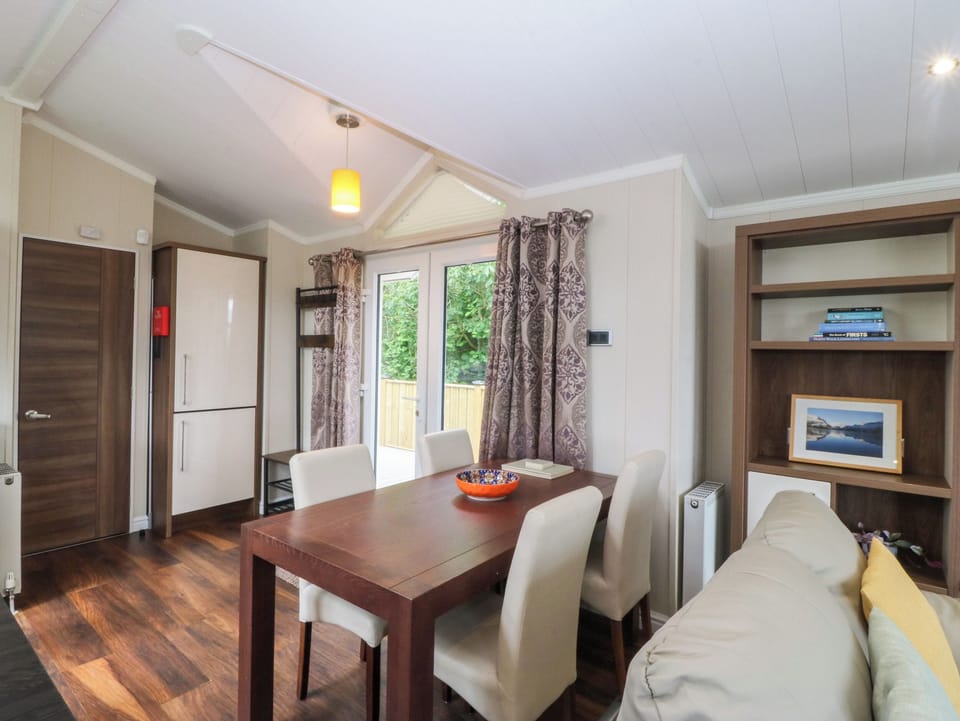 Cottage | Dining