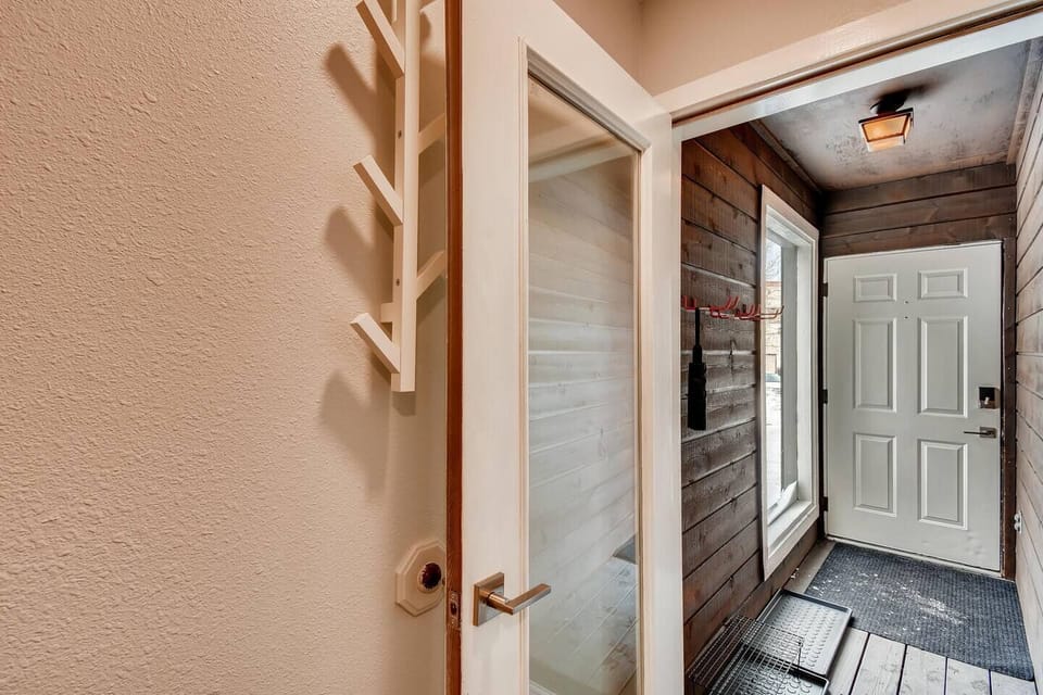 Entrance and Cold Room to store skis and shoes