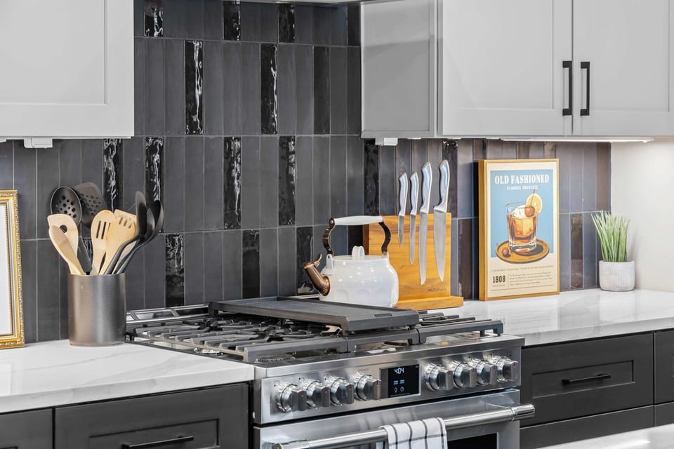 Kitchen 1: Fully Stocked, Gourmet Kitchen