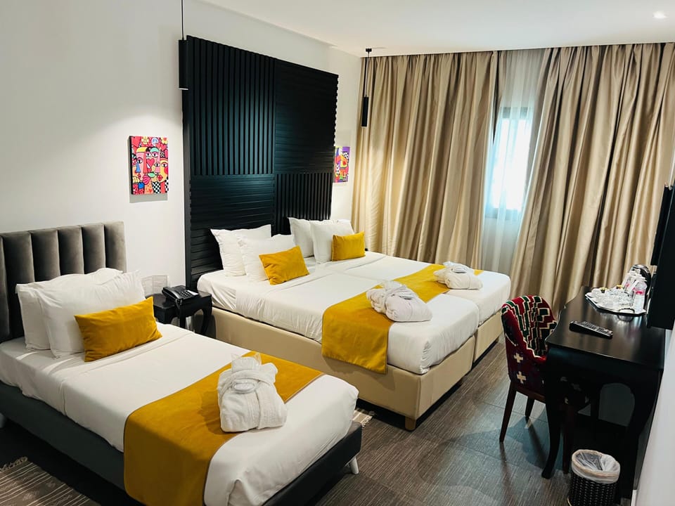 Comfort Triple Room | In-room dining
