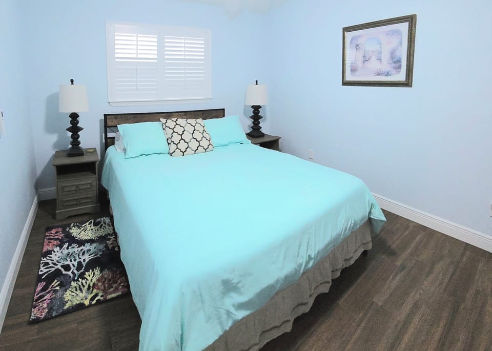 Queen Bedroom 