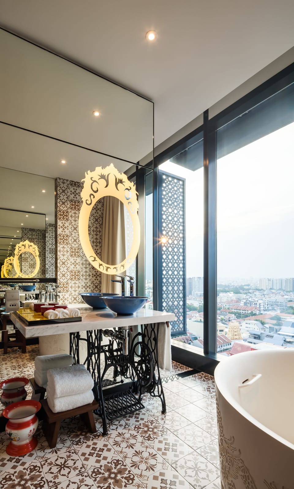 Standard Room, 1 King Bed (Heritage View with Bath) | Bathroom | Free toiletries, hair dryer, bathrobes, slippers