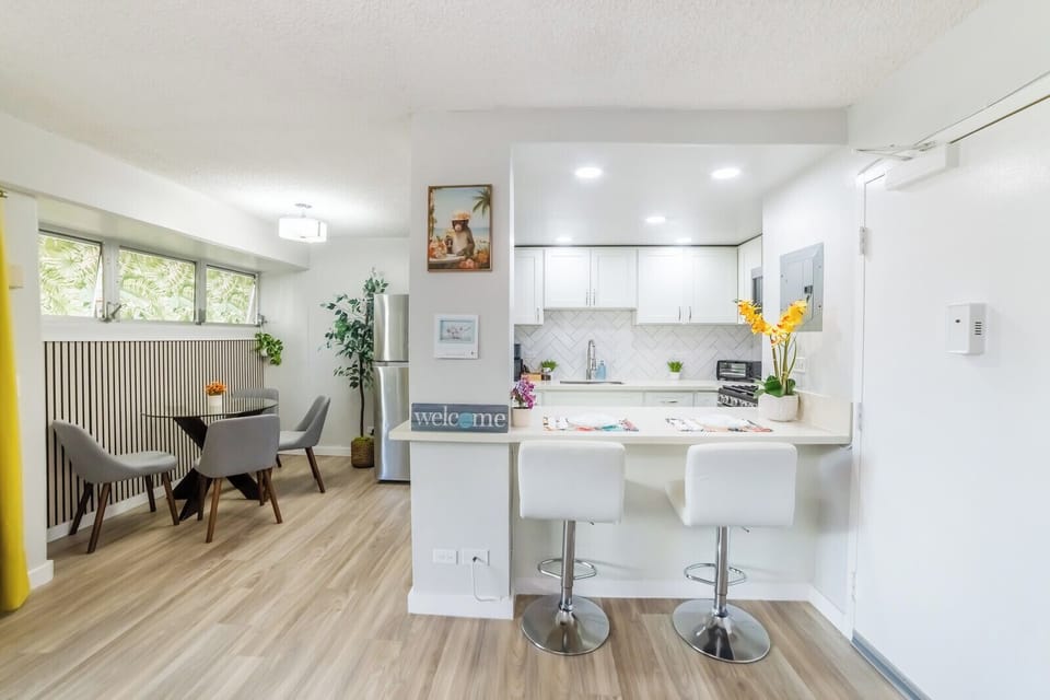 Dinning room with dinning table for 4 and breakfast bar