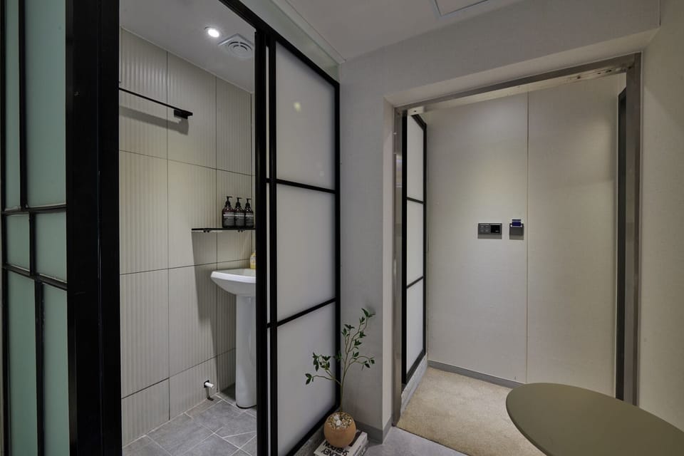 Classic Single Room | Laptop workspace, soundproofing, free WiFi