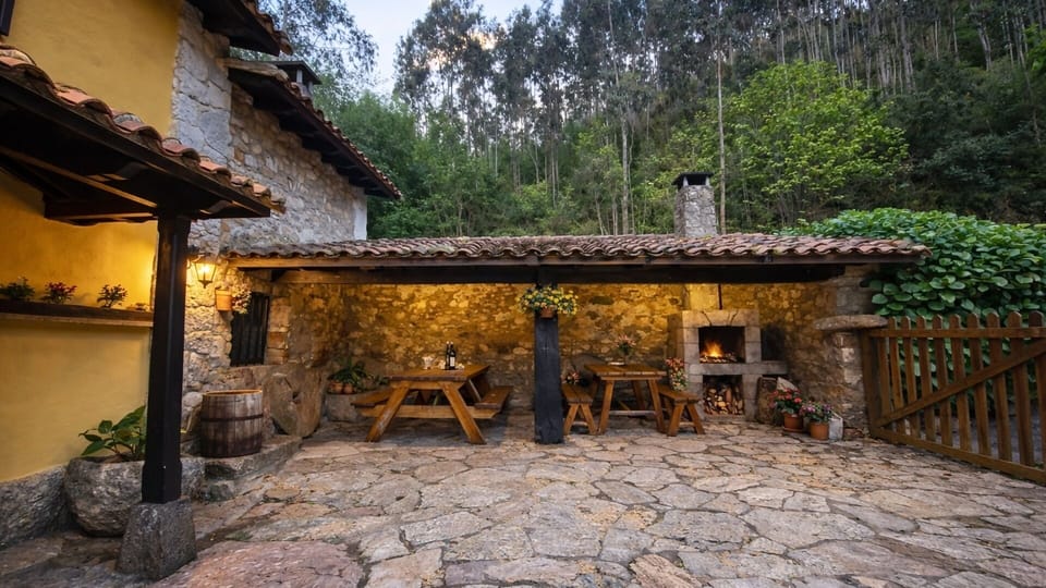 Property building,BBQ facilities,Balcony/Terrace,Dining area
