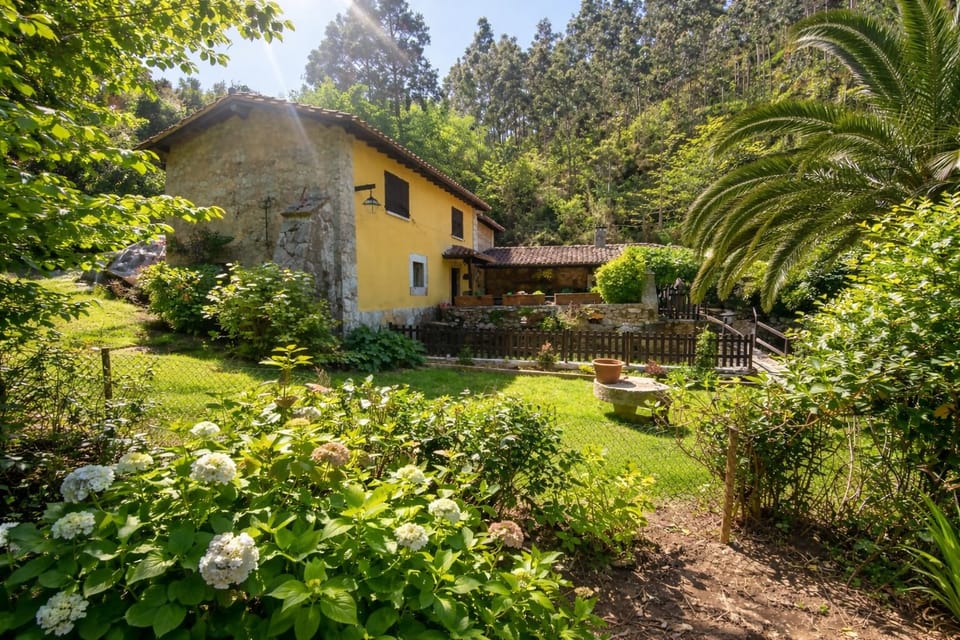 Property building,BBQ facilities,Garden,Balcony/Terrace,Garden view