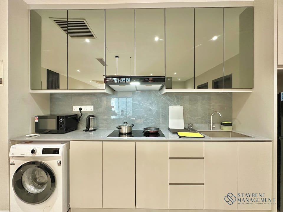 Deluxe Apartment, 3 Bedrooms, Balcony, City View | Private kitchen | Electric kettle