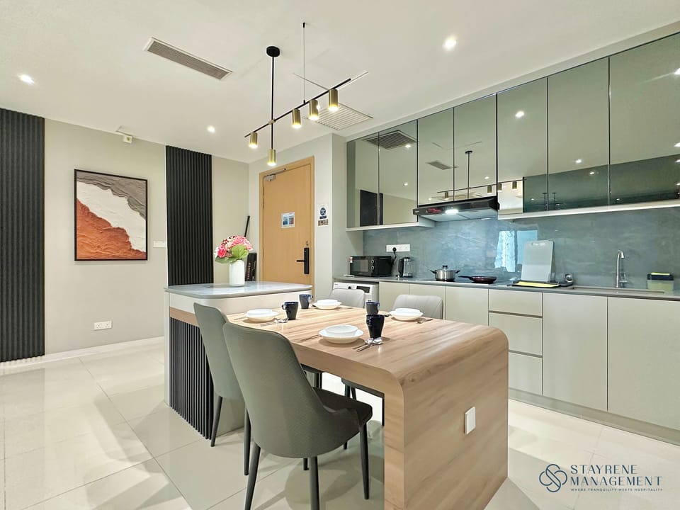 Deluxe Apartment, 3 Bedrooms, Balcony, City View | Dining