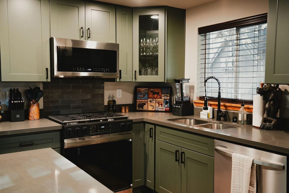 Kitchen - Fully equipped with everything you need to prepare meals!