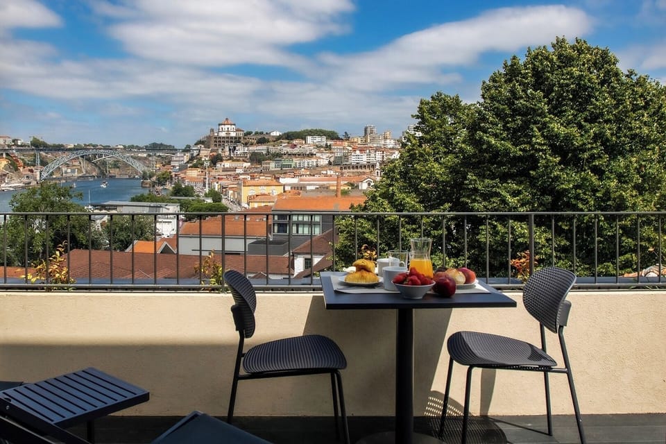 Tome o seu pequeno almoço na varanda privativa do apartamento, com uma das melhores vistas do Rio Douro e Porto possíveis!