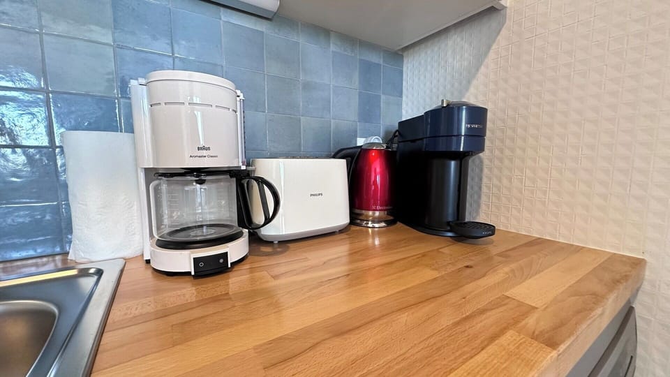 Machine à café Nespresso et vaisselle complète – démarrez la journée avec un espresso sur le balcon ensoleillé