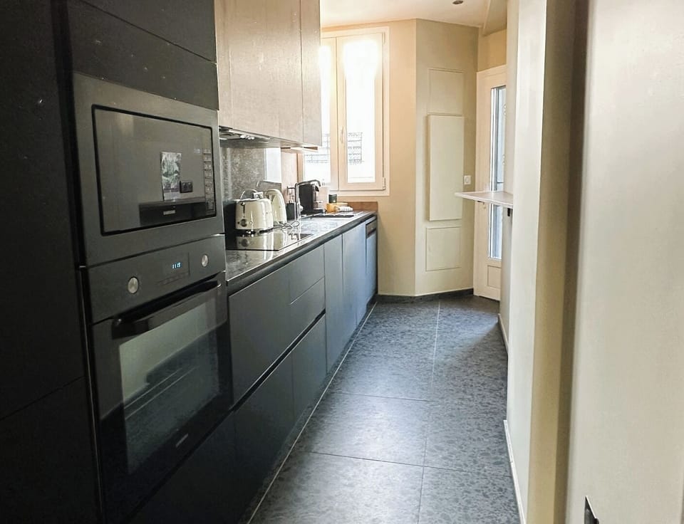 Cuisine entièrement équipée avec électroménager premium – Location meublée Paris