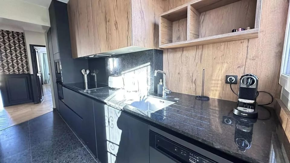 Cuisine moderne avec four, lave-vaisselle et équipements complets pour longs séjours