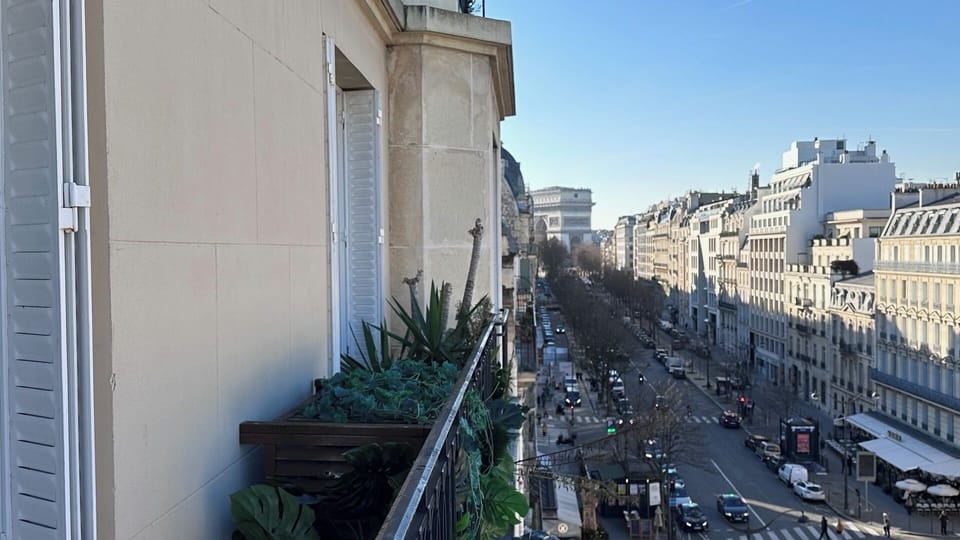 Balcon filant avec vue sur l'Avenue Hoche et les toits de Paris