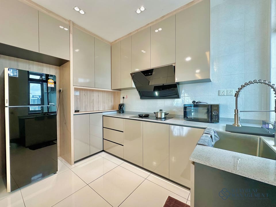 Comfort Apartment, 3 Bedrooms, Balcony, City View | Private kitchen | Electric kettle