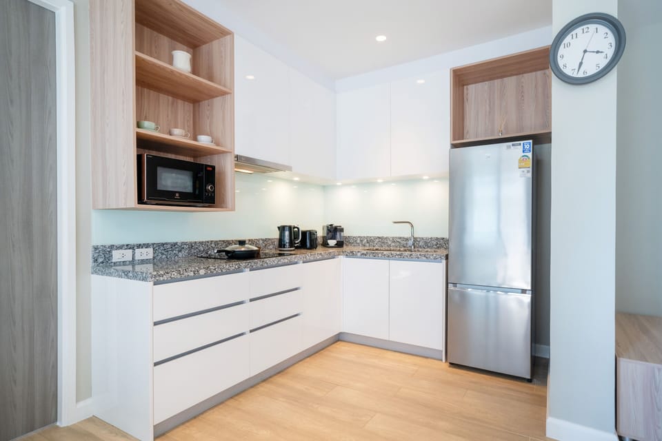 Deluxe Apartment, 2 Bedrooms, Balcony | Private kitchen | Microwave, stovetop, toaster, highchair
