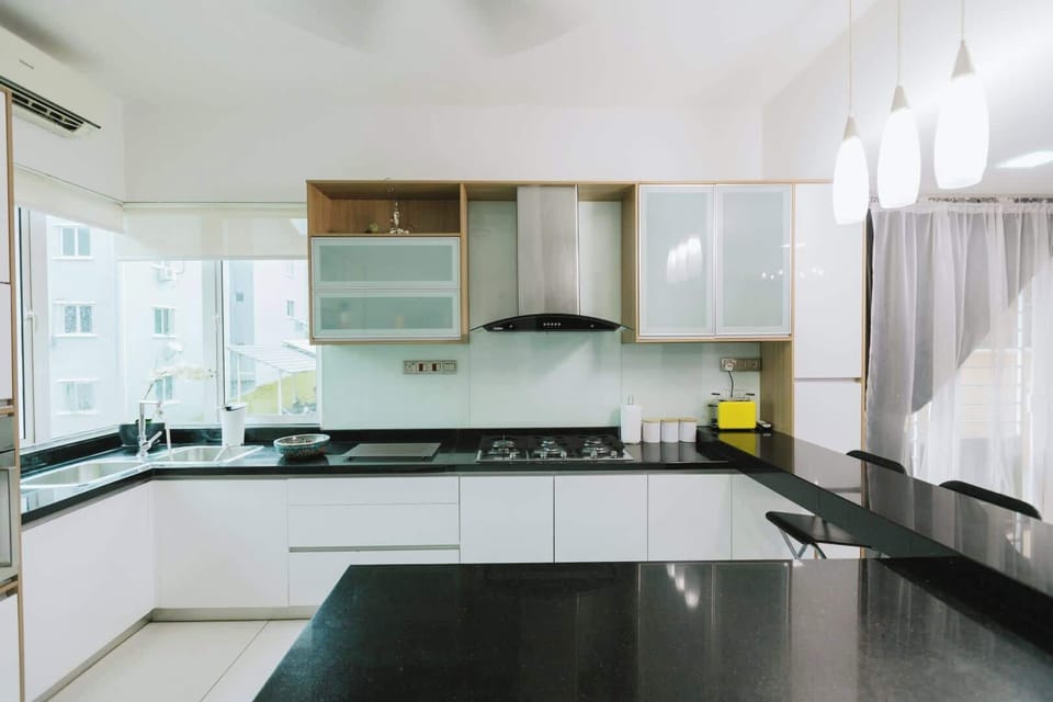 A well and equipped kitchen.