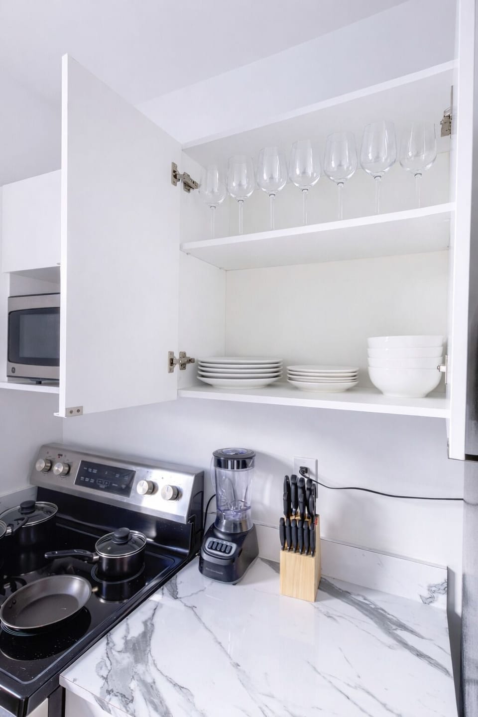 Stylish plates or wine glasses ideal for cooking and entertaining with Fair.🎇