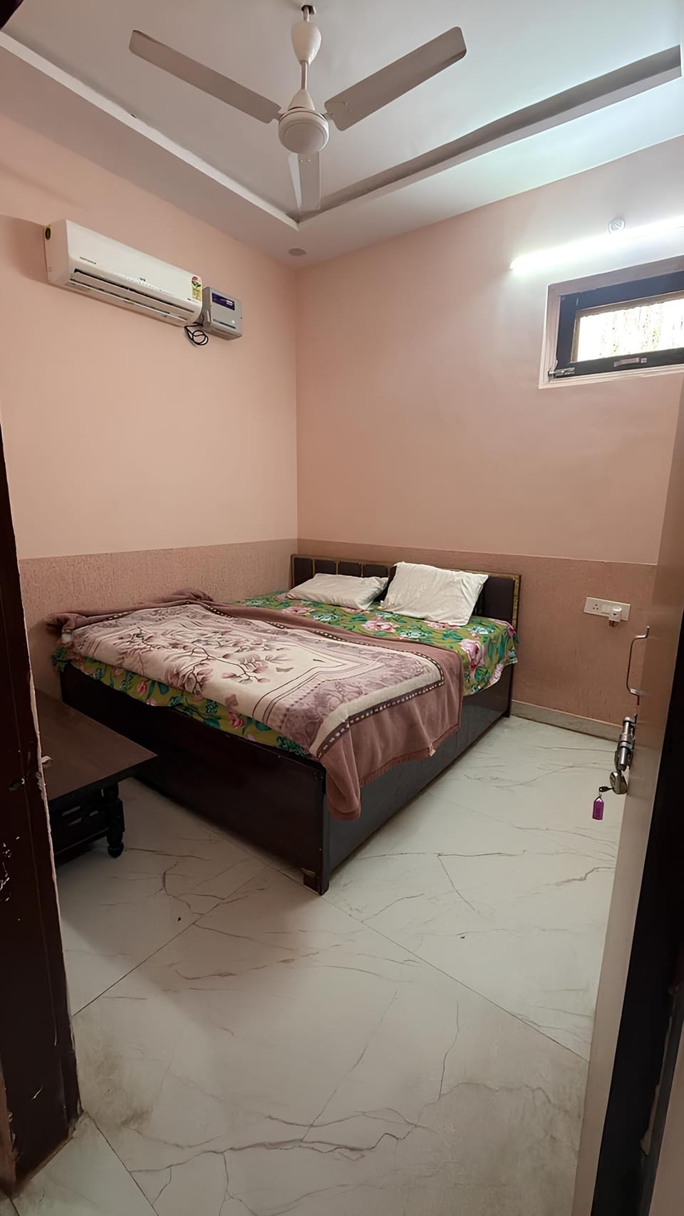 Double Room | Desk