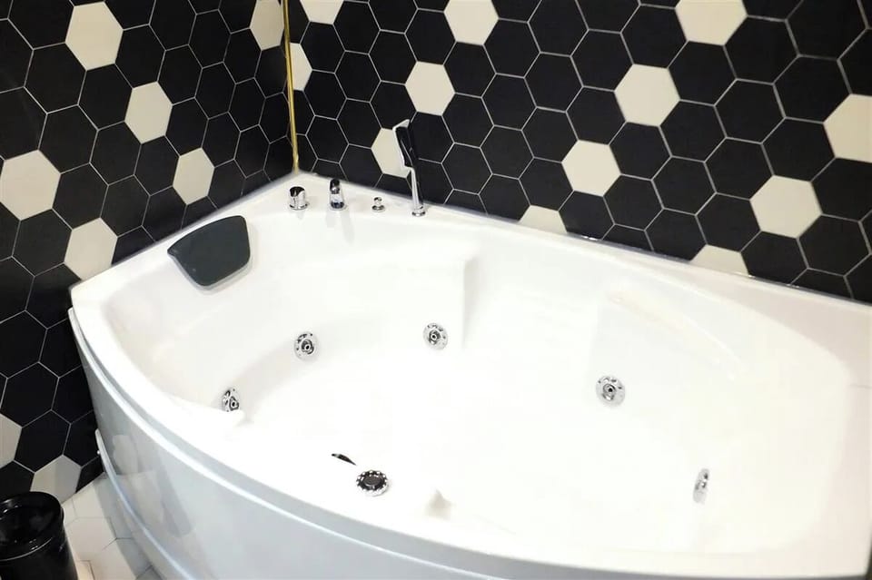 Bathtub, jetted tub, free toiletries, hair dryer