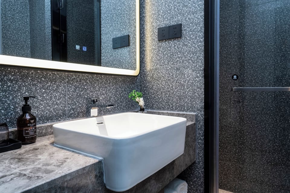 Standard Double Room | Bathroom | Shower, shampoo, toilet paper
