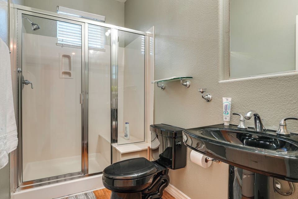 Full Bathroom | 1st Floor | Complimentary Toiletries
