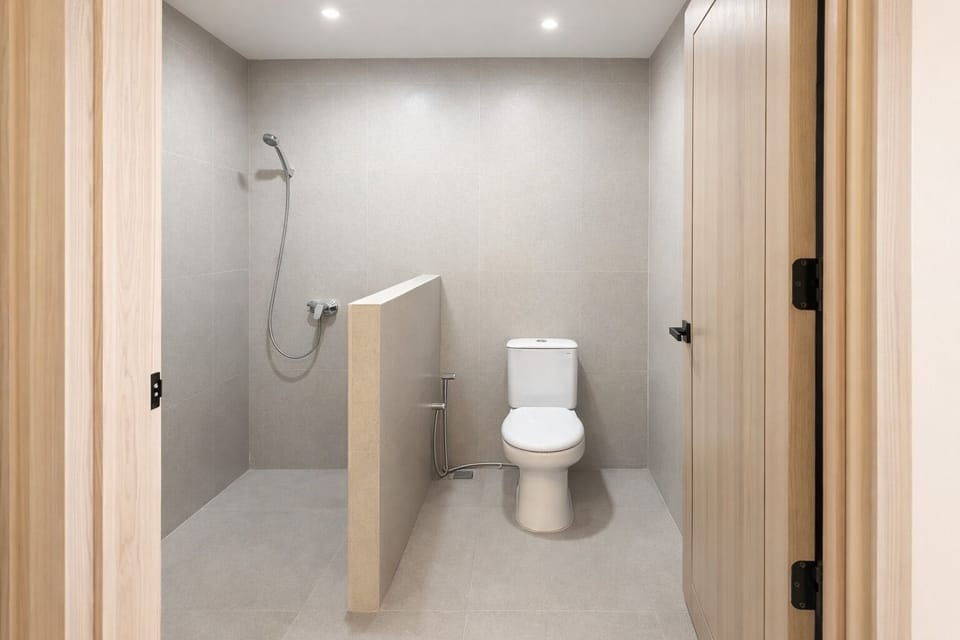 Deluxe Room | Bathroom | Shower, slippers, towels, soap