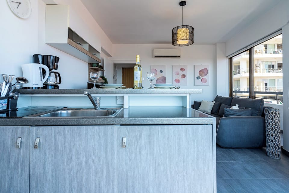 Apartment, 1 Double Bed, Kitchenette, City View | Private kitchenette | Coffee/tea maker, mini-fridge, microwave, stovetop