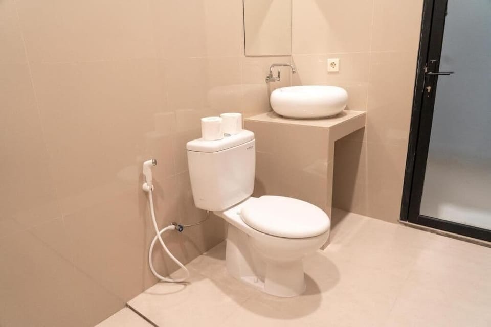 Shower, free toiletries, towels, soap
