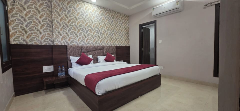 Deluxe Double Room | Desk, laptop workspace, iron/ironing board, free WiFi