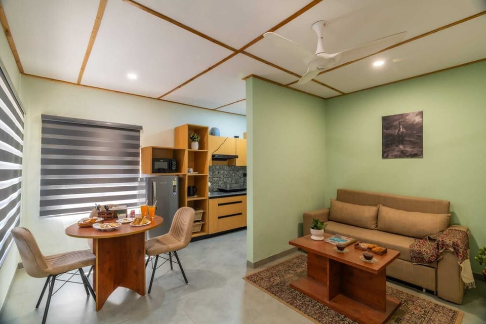 Suite, Kitchenette, Mountain View | Living area
