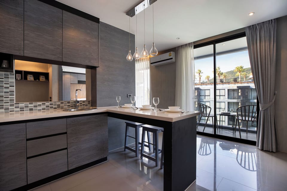 Deluxe Condo, Balcony, Pool View | Interior