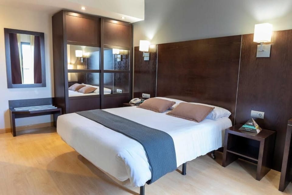 Down comforters, in-room safe, desk, soundproofing