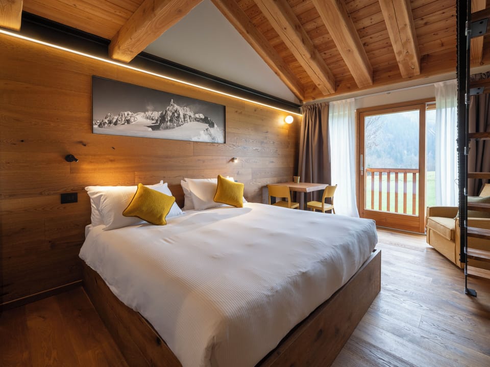 Deluxe Double Room, Mountain View | In-room safe, desk, laptop workspace, soundproofing