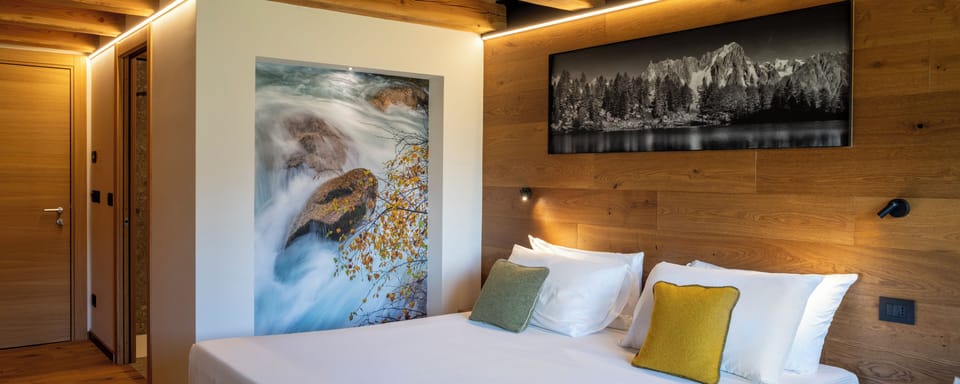 Deluxe Double Room, Mountain View | In-room safe, desk, laptop workspace, soundproofing