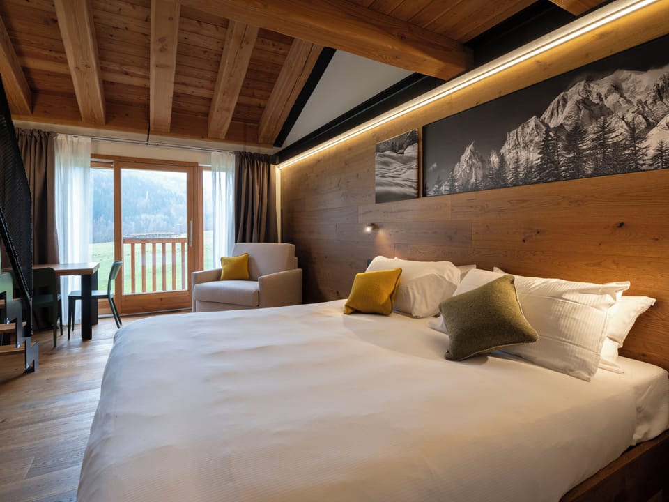 Deluxe Double Room, Mountain View | In-room safe, desk, laptop workspace, soundproofing