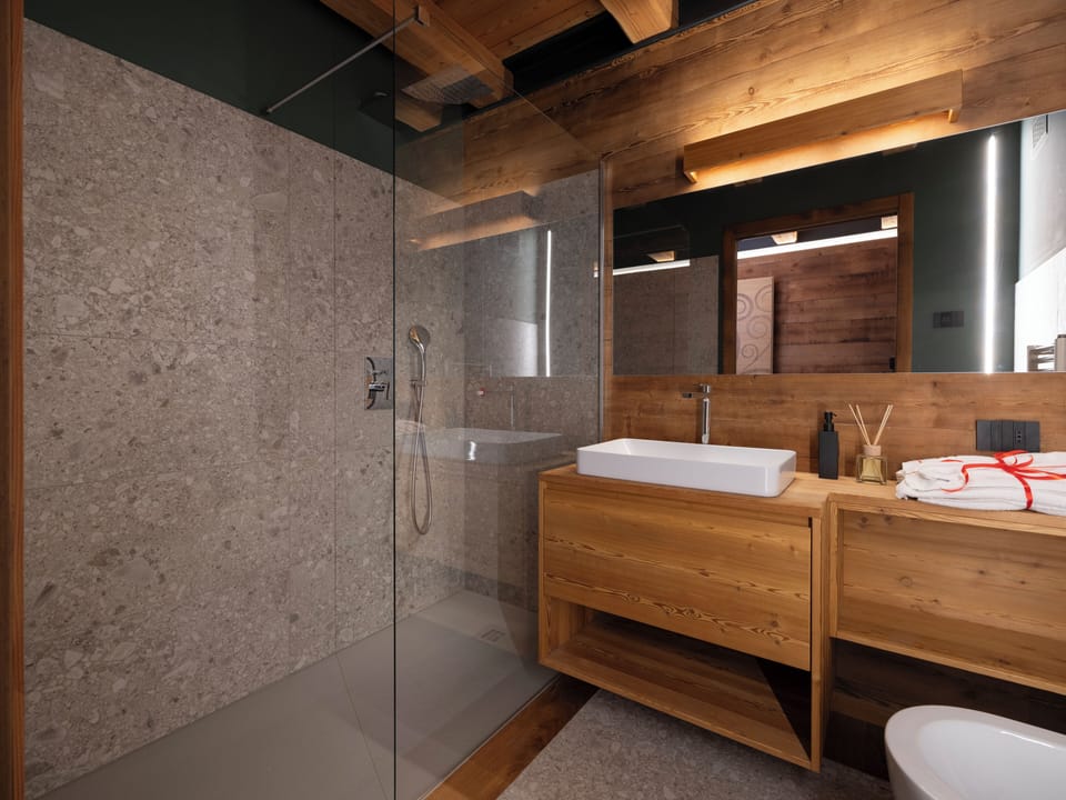 Superior Double Room, Mountain View | Bathroom | Shower, hair dryer, bidet, towels
